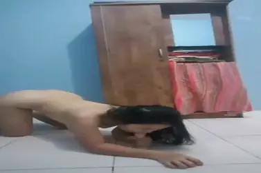 Aksi Cewek Cantik Ngemut Dildo Di Lantai Kamar Kost
